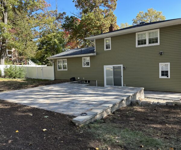 Nicolock Westchester Blend Patio with Techo-Bloc Champlain Grey Wall